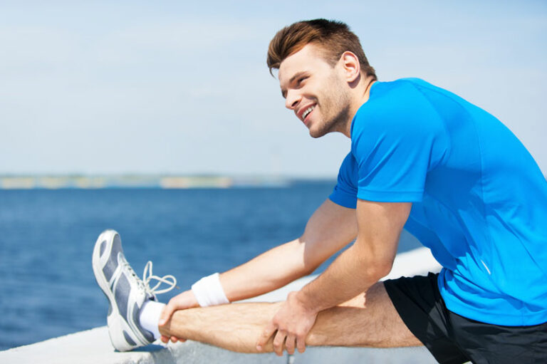 Läufer dehnt Achillessehne