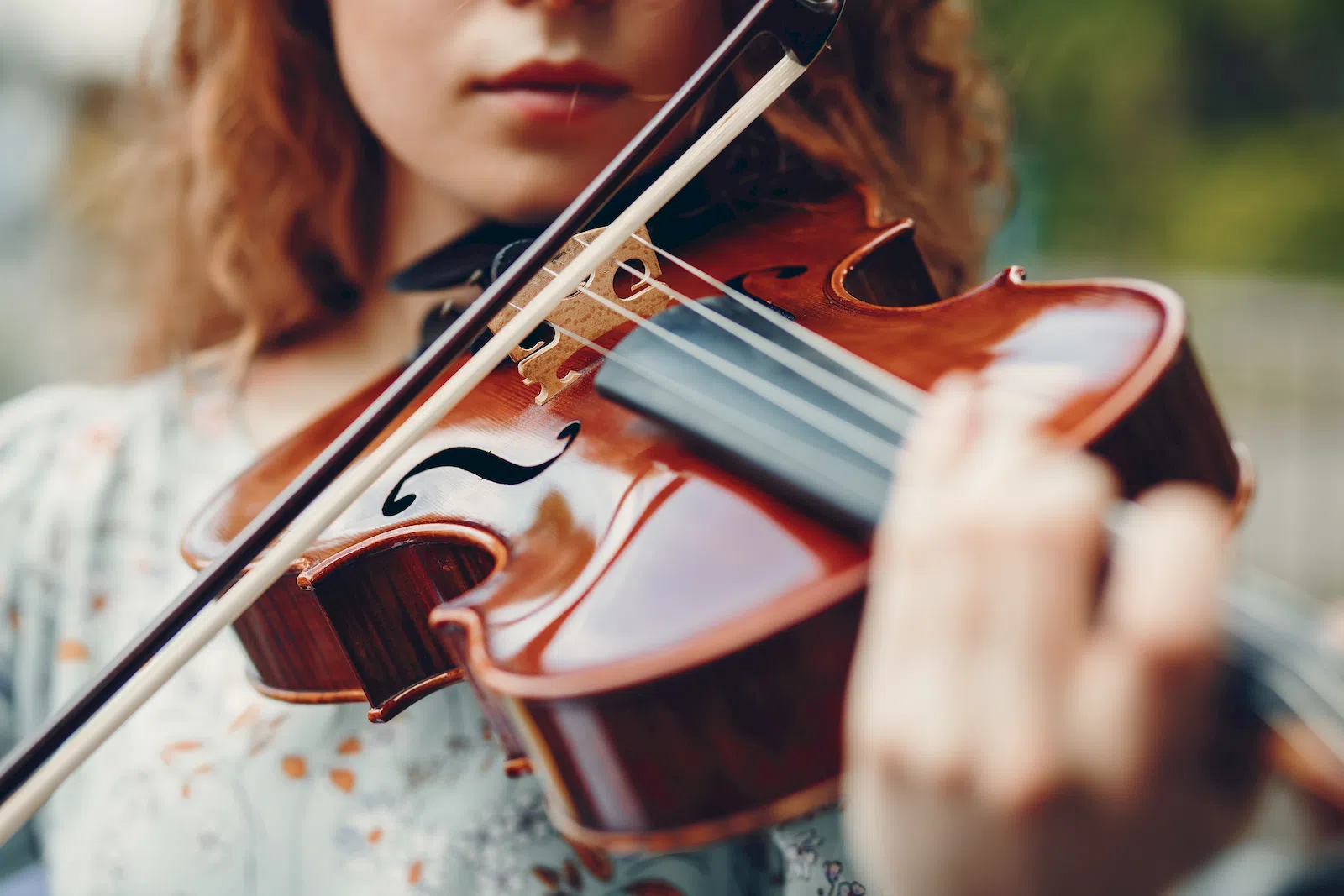 Musik - Frau spielt Geige