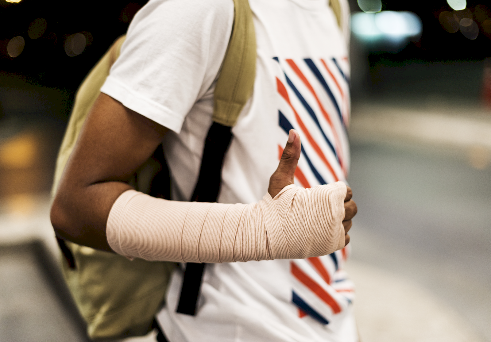 Junger Mann mit Bandage am linken Arm