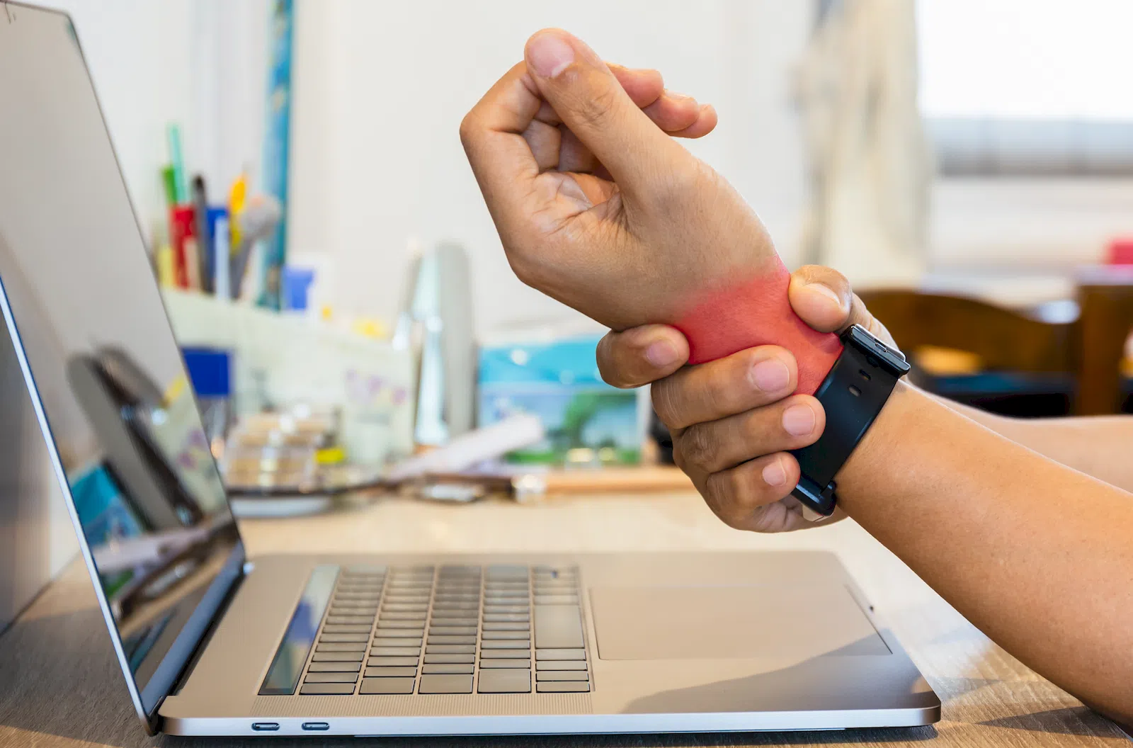 Büroangestellter mit Sehnenscheidenentzündung im Handgelenk